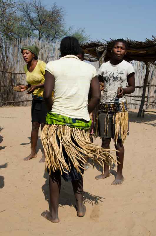 50 - Namibia - poblado Kavango - mujeres Kavango bailando